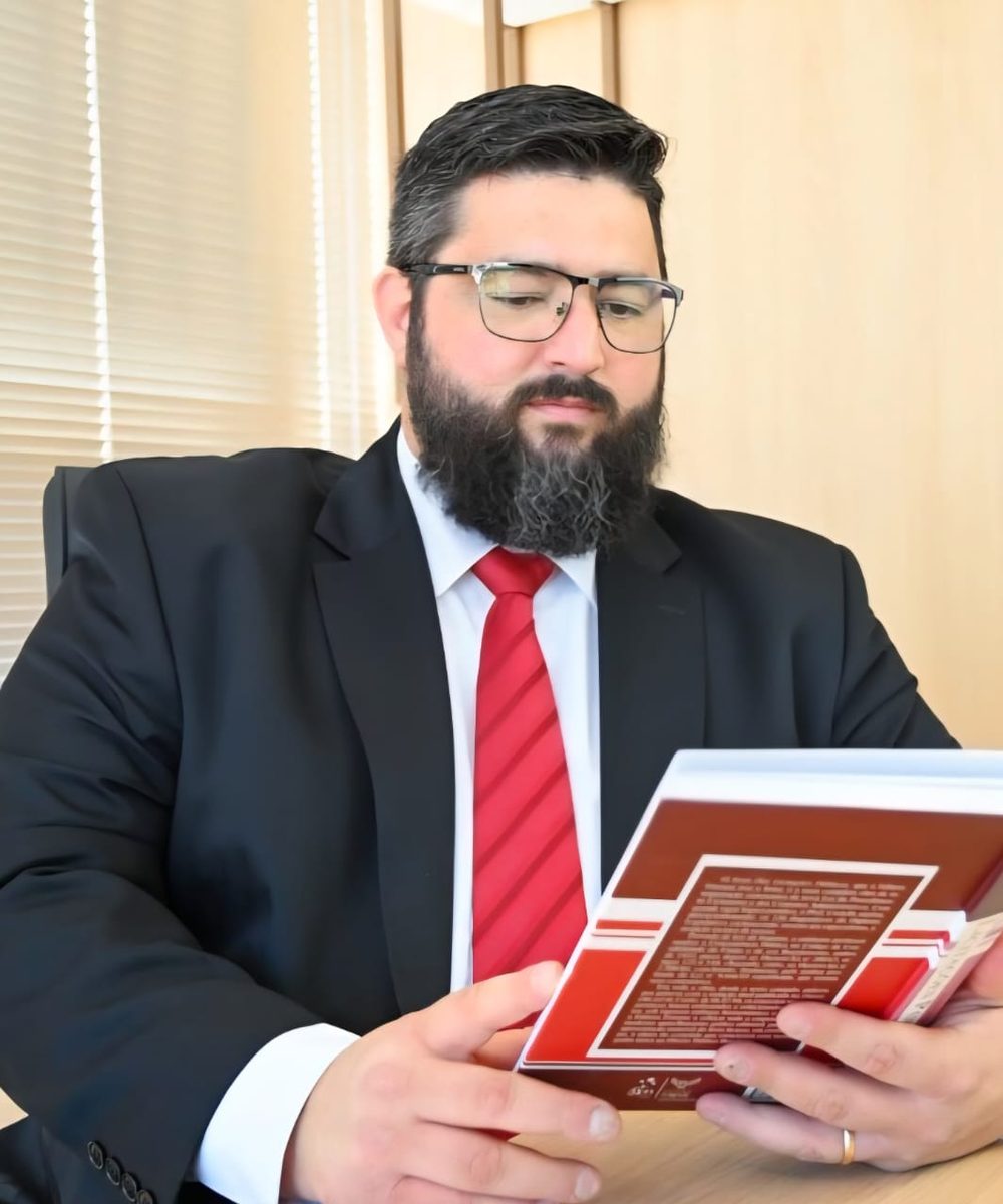 Júnior Marques analisando documentos